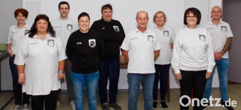 Der neue Vorstand des Theatervereins mit Vorsitzendem Alexander Duschl sen. (Vierter von rechts) sowie (von links) Susanne Lewitt, Daniela Kollmann, Christoph Köllner, Katja Lewitt, Ulrike Heid, Zweite Vorsitzende Marion Müller, Marina Beer und Christian Duschl. Bild: njn