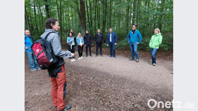 Martin Seits (im Vordergrund) erläuterte der Gruppe um Christian Doleschal (Zweiter von rechts) und Susanne Hierl (rechts) Grundsätzliches und Aktuelles zu Waldumbau, Jagd und Bewirtschaftung. Bild: Matthias Schöberl/exb