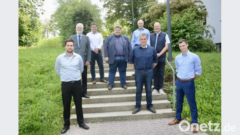Gruppenbild zum Abschluss des BiLa-Lehrgangs mit den Besten (vorne, von links): Thomas Rösel, Heinrich Simon und Maximilian Trummer sowie (hinten, von links) Behördenleiter Harald Gebhardt, Matthias Feierler (AELF), Dieter Dehling (VlF), Prüfungsausschussvorsitzender Werner Wendel und AELF-Bereichsleiter Landwirtschaft Franz Baumer. Bild: Lorenz Märtl/exb