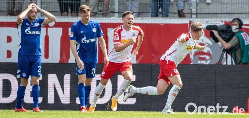 Verkehrte Welt im Jahnstadion Regensburg: Torschütze Steve Breitkreutz (von rechts) und Andreas Albers bejubeln den Treffer zum 2:0 für den SSV Jahn, die Schalker Marius Bülter und Thomas Ouwejan können es nicht fassen. Bild: Matthias Balk/dpa