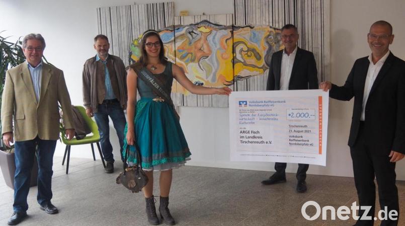 Mit 2000 Euro unterstützt die Volksbank Raiffeisenbank Nordoberpfalz die PR-Kampagne der Arge Fisch mit der die Karpfenteichwirtschaft als &quot;Immaterielles Kulturerbe&quot; besser dargestellt werden soll. Im Bild (von links): Arge-Projektleiter Hans Klupp, Arge-Vorsitzender Thomas Beer, Teichnixe Sophia Bächer, Regionalmarktleiter Berthold Bauer und Vorstand Thomas Wirth.
.. Bild: ws