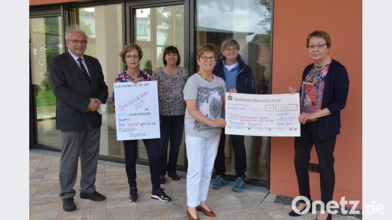 Andrea Konz (rechts) vom Frauenbund Herz Jesu überreicht an die Bezirksvorsitzende Margit Konze (Dritte von rechts) 1000 Euro für die bayerischen Flutopfer. Links: Stadtpfarrer Gerhard Pausch. Bild: Kunz