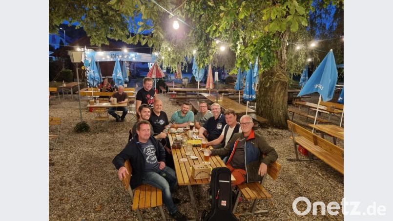 Die Musiker von Ois Echt testeten schon mal die Konzert-Atmosphäre . Von links: Hans Miesbeck, Tobi Rauscher, Alois Heimler, Brauerei-Chef Martin Sterk, die Panduren Daniel Müller, Stefan Kammermeier und Thomas Graml sowie Bifi Köbler und Sepp Zweck. Bild: Josip