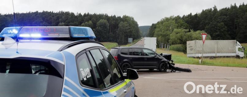 Das Auto kam von rechts, aus Richtung Adlholz, und fuhr ungebremst in die Kreuzung. Der Lastwagen war auf der Staatsstraße 2021 von Amberg kommend nach Vilseck unterwegs. Bei der Kollision krachte der Pkw frontal in die Seite des Lkw. Für die beiden Fahrer ging der Unfall glimpflich aus. Bild: Wolfgang Steinbacher