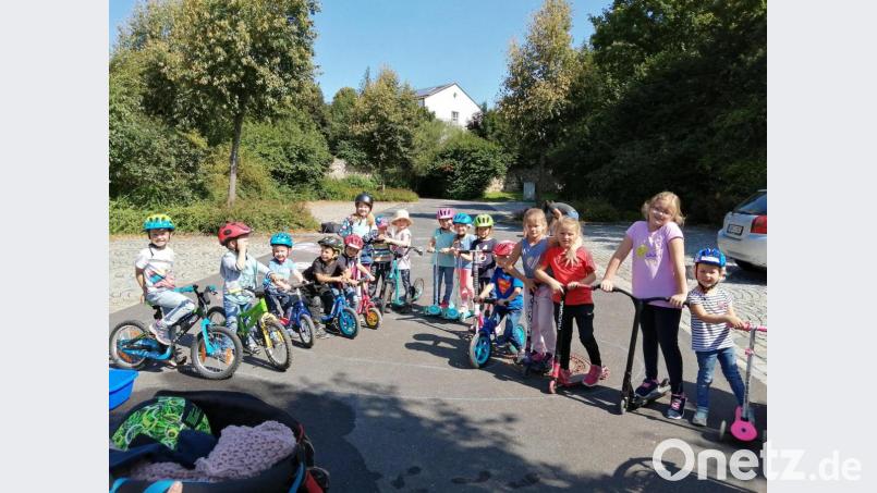 Auf den Straßen einer am Parkplatz Schwanenwiese aufgemalten Fantasie-Stadt konnten die Kinder nach Herzenslust mit Rollern, Rädern und Inlinern herumfahren. Bild: exb