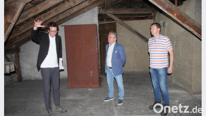 Bei einem Baustellengespräch auf dem Dachboden des Bahnhofs erläuterte Architekt Uwe Reil (links) den Vertretern der Marktgemeinde, Thorsten Meiler (Bauamt) und Bürgermeister Toni Dutz (von rechts), die geplanten Sanierungsabschnitte. Bild: wro