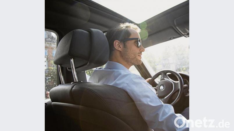 Damit der Autofahrer eine optimale Rundumsicht hat, sollte der Sitz möglichst hoch eingestellt werden. Zwischen Kopf und Dachhimmel sollte aber immer eine Handbreit Platz bleiben. Bild: Christin Klose/dpa