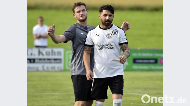 Die Abwehr des FV Vilseck muss Torjäger Cengiz Izmire (vorne) gut bewachen, sonst kracht&#039;s im Kasten. Archivbild: Hubert Ziegler