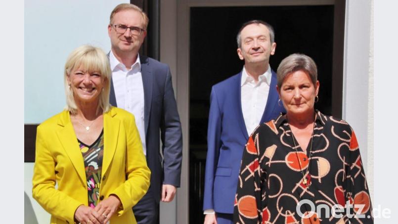 Geschäftsführerin Sandra Loew (rechts) war Gastgeberin beim Besuch der bayerischen Sozialministerin Cornelia Trautner (links) und des CSU-Landtagsabgeordneten Alexander Flierl (daneben) bei Dr. Loew Soziale Dienstleitungen in Wernberg-Köblitz. Dr.-Loew-Direktor Joachim Rauscher (hinten rechts) stellte beim Infogespräch das große Unternehmen vor. Bild: Thomas Dobler