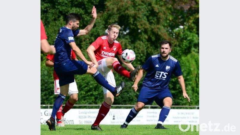 Dennis Lobinger (Mitte) im Spiel vor zwei Wochen gegen Kulmain. Damals gab es einen Sieg. Den will die SpVgg am Sonntag auch gegen den SV Schwarzhofen holen. Bild: ham