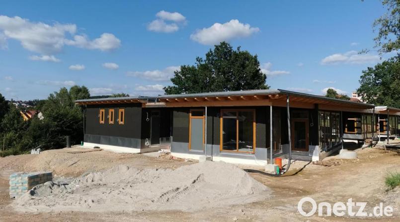 Der neue städtische Kindergarten in Oberviechtach wird am 7. Januar 2022 eröffnet. Die Außenanlagen werden dann noch nicht fertig sein. Doch die schwarze Dämmung ist bis dahin einer Holzfassade in drei bis vier naturnahen Farbtönen gewichen. Bild: Portner