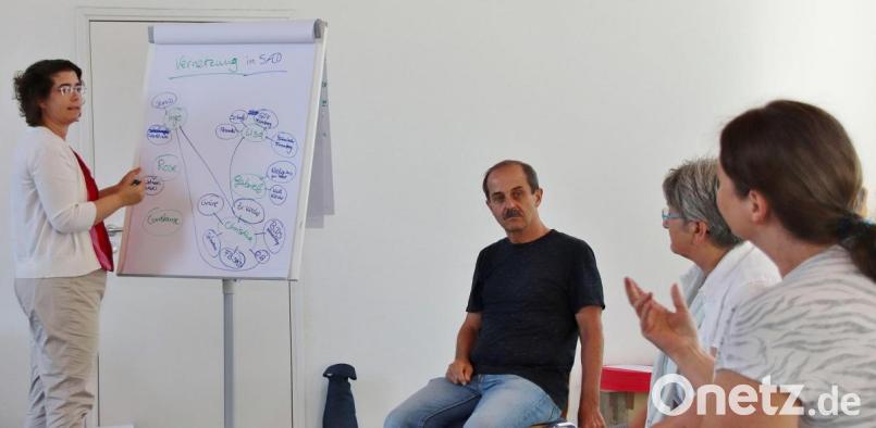 Christina Wolf (links) leitete das Utopie-Camp in Schwandorf und sammelte die Ideen der Teilnehmer, die sich dem Generalthema "Verständigung" mit Vorschlägen für eine Umsetzung in Schwandorf näherten. Bild: Dobler