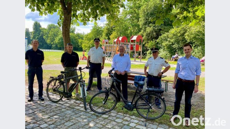 Armin Kiener und Thomas Faderl von der Sicherheitswacht freuen sich über das zweite E-Bike, das ihnen die Stadt Schwandorf zur Verfügung stellt. Bild: Maria Schuierer/exb