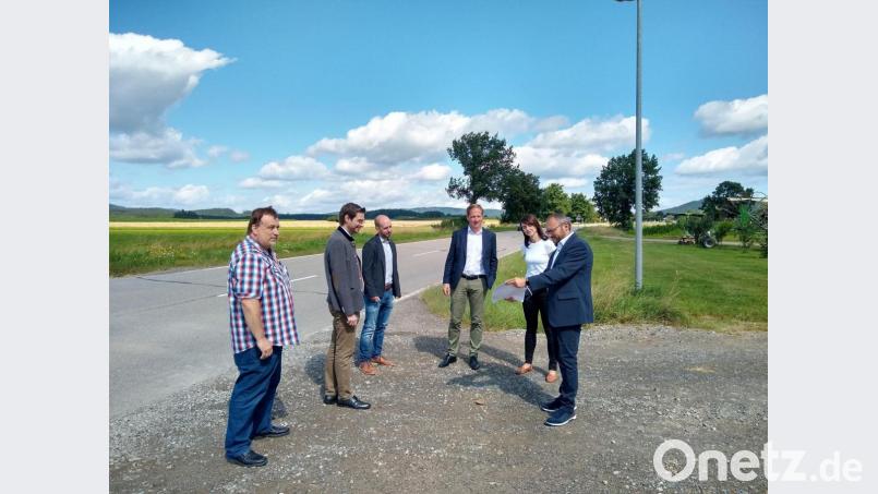 Die Zusagen der Gäste für eine Verbreiterung der Autobahnbrücke mitsamt einer Ampelanlage machen Josef Kleber (links) sowie (von rechts) Bürgermeister Markus Bauriedl und Maria Reichenberger-Hösl) neuen Mut. Bild: fjo