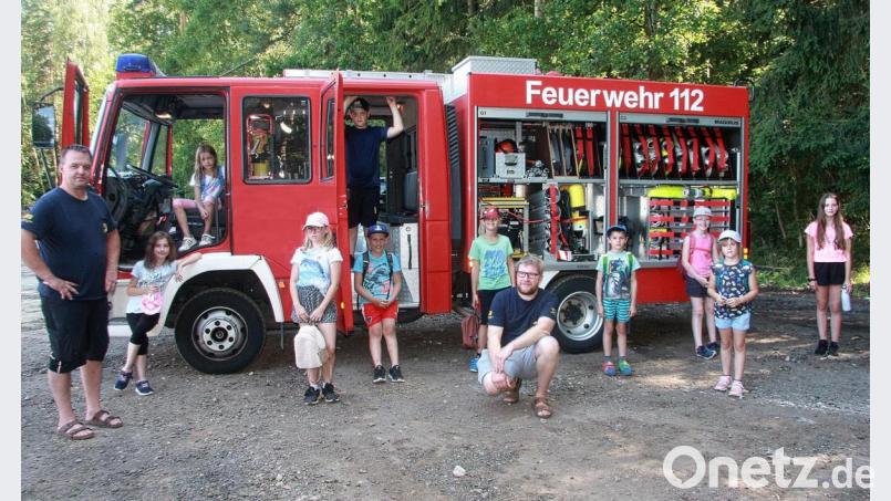 Zehn Kinder stellten sich dem &quot;Firefighter Fun Parcours&quot; der Feuerwehr Schönhaid-Leugas. Geleitet wurde der Nachmittag an den Waldseen von Kommandant Christian Schön (links) und von seinem Stellvertreter Benedikt Scholz (in der Bildmitte). Bild: wro