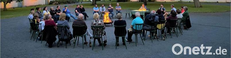 Bürgermeister Hans Walter erzählte im Schlosshof von Wolframshof Lagerfeuer- und Wirtshausgeschichten. Bild: exb