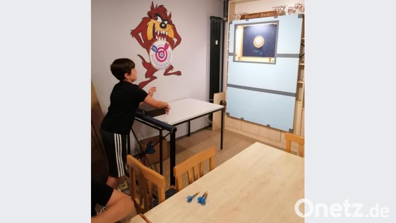 Das Maskottchen der &quot;Blaupfeil&quot;-Spicker an der Wand beobachtete die kleinen Hobby-Spicker ganz genau. Bild: dob