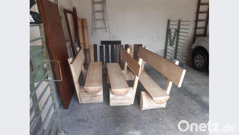 Rustikale Gartenbänke und Sitzgarnituren aus dem Holz des Kirwabaums von 2020 haben die Rosenberger Kirwaleit in Eigenarbeit gezimmert. Ein Teil hat schon Käufer gefunden, der Rest wird demnächst versteigert. Bild: rlö