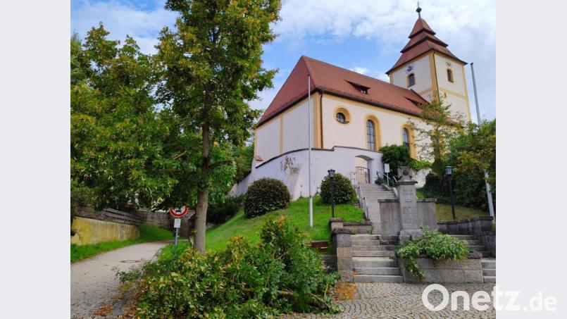Dicke Äste lagen am Boden. Ein unbekannter Täter hat mit einer Säge die Winterlinde neben der Oberköblitzer Kirche verunstaltet. Bild: Alois Meller/exb