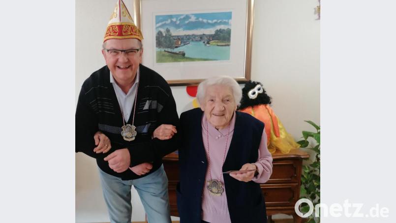 Spaß muss auch im Alter sein: Über einen Orden der Faschingsgesellschaft Knappnesia freuen sich Herta Friebe und Martin Preuß, der Leiter des Procurand-Seniorenzentrums am Erlheimer Weg in Sulzbach-Rosenberg. Bild: hka