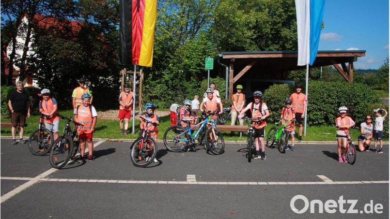 Organisiert und begleitet wurde die Radtour nach Großbüchlberg vom CSU-Ortsverband um Vorsitzenden und Bürgermeister Wolfgang Braun (links). Viel Vergnügen wünschte die Jugendbeauftragte der Marktgemeinde, Daniela Mark (Zweite von rechts). Bild: wro