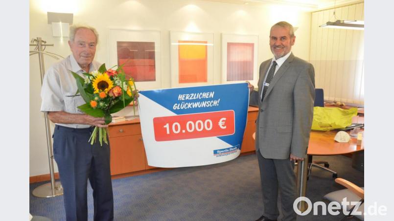 Johann Schmuck (links) bekommt den Scheck von stellvertretendem Filialleiter Alfons Stangl. Bild: Kunz