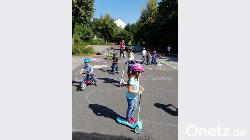 Auf den Straßen einer am Parkplatz Schwanenwiese aufgemalten Fantasie-Stadt konnten die Kinder nach Herzenslust mit Rollern, Rädern und Inlinern herumfahren. Bild: exb