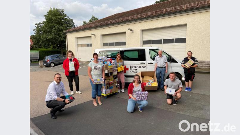 Das Jugendrotkreuz im Landkreis Tirschenreuth sammelte 154 Startersets für die Schulanfänger in Rheinland-Pfalz. Die Leiterin der Jugendarbeit, Natalie Wölfl (Vierte von links), und die JRK-Gruppenleiter freuten sich, damit die Aktion ihres Bezirksverbandes kräftig unterstützen zu können. Bild: BRK Kreisverband Tirschenreuth/exb