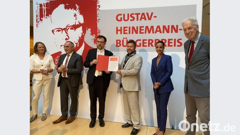 Verleihung des Gustav-Heinemann-Bürgerpreises an das Projekt meet2respect. Im Bild von links: Heinemann-Enkelin Christina Rau, SPD-Vorsitzender Norbert Walter-Borjans, Rabbiner Elias Dray, Imam Ender Cetin, Sawsan Chebli und Henning Scherf. Bild: Elias Dray/exb