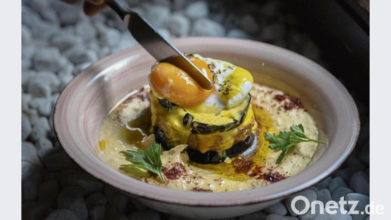Im Berliner Restaurant Kanaan wird Hummus als Hauptgericht serviert, wie etwa Hummus Sabich mit Auberginen und Ei. Bild: tidbits.photography/Kanaan/dpa