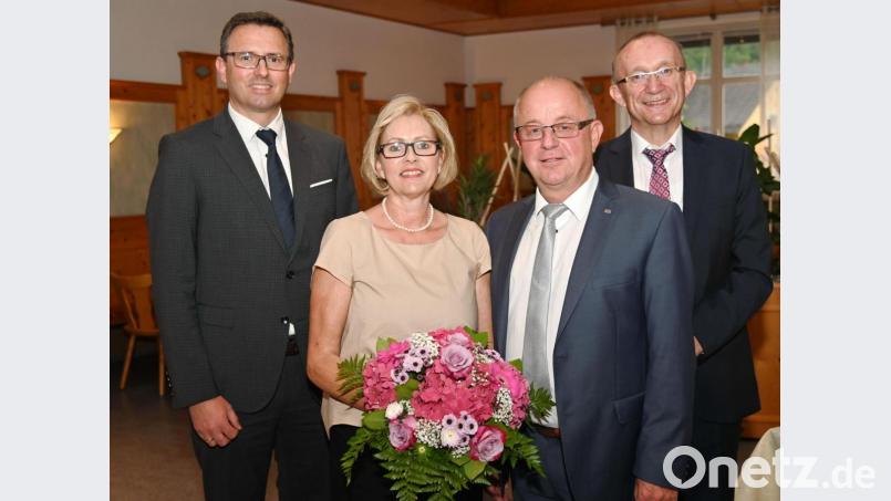 Die Raiffeisenbank Hirschau verabschiedet ihren langjährigen Chef (von links): Vorstandssprecher Michael Hirmer, Petra Waldhauser, Norbert Waldhauser und Martin Nagler, der Vorsitzende des Aufsichtsrats der Raiffeisenbank Hirschau. Bild: gf