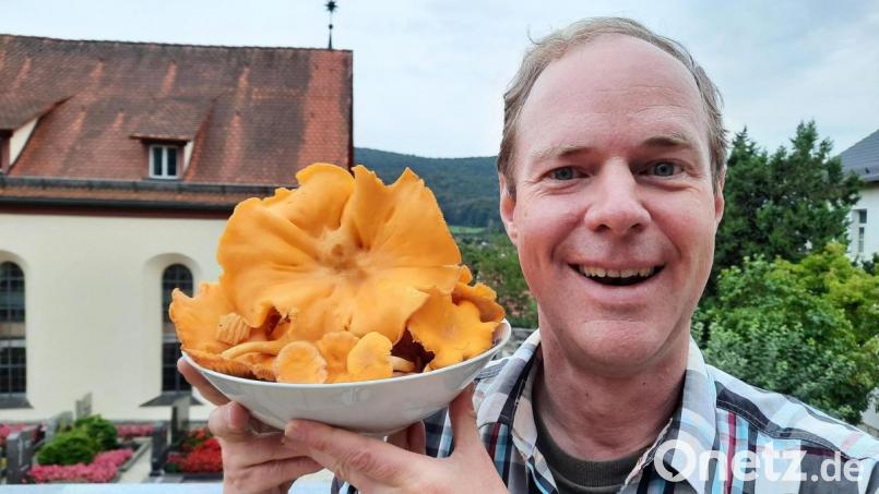Pfarrer Matthias Weih ist schon ein besonderer Glückspilz. Er fand einen Riesenpfifferling. Bild: bk