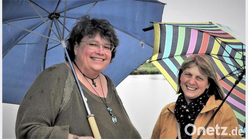 Susi Bittner und Ina Röttger (von links) sind zwei Frauen, die in ihrem Glauben an Gott und Jesus gefestigt sind. Gleichzeitig stehen sie aber auch dazu, in der Glaubensbewegung &quot;Go Church&quot; eine neue Heimat gefunden zu haben, die ihren Glaubensvorstellungen entspricht. Sie wollen die &quot;Go Church&quot; in der Oberpfalz weiter verbreiten. Bild: ubb