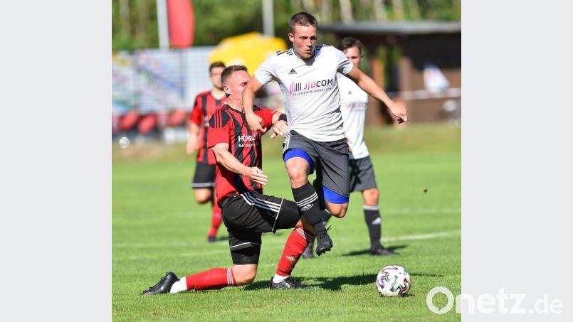 Der Grafenwöhrer Johannes Kopp (rechts) legt den Vorwärtsgang ein. Mit einem Punktgewinn bei der SpVgg SV Weiden II könnte die SV Grafenwöhr zumindest für 24 Stunden die Tabellenführung in der Bezirksliga Nord übernehmen. Bild: A. Schwarzmeier