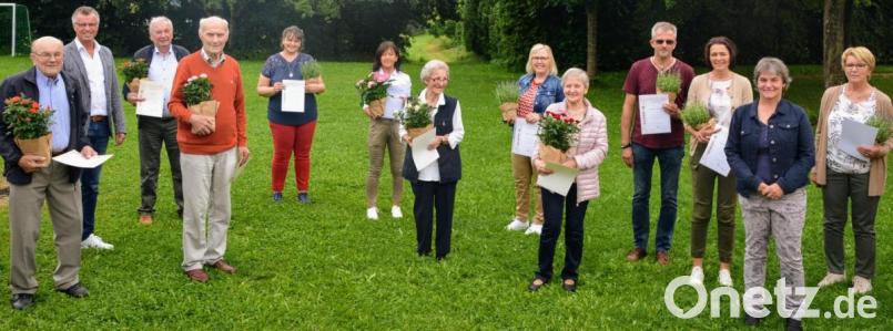 Bürgermeister Hermann Falk (Zweiter von links) und Vorsitzende Marion Schlosser (Zweite von rechts) danken den geehrten Mitgliedern, dass sie dem Verein Blumen- und Gartenfreunde Ehenfeld über viele Jahre die Treue gehalten haben. Bild: fdl