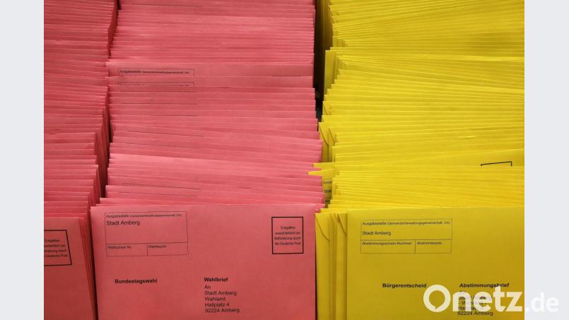 Hier wartet Post für Briefwähler: Die rosafarbenen Umschläge enthalten die Unterlagen zur Bundestagswahl, die gelben die für die beiden Amberger Bürgerentscheide. Bild: Wolfgang Steinbacher