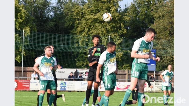 In der zweiten Verbandspokal-Runde ereilte den SV Mitterteich am Dienstag gegen den SC Eltersdorf (0:2) das Aus. Nun können sich die Mitterteich auf den Punktspielbetrieb konzentrieren, nächster Gegner ist der FSV Erlangen-Bruck. Auf dem Bild hält die SVM-Abwehr um (von links) Bastian Strehl, Samuel Stauber und Michael Drechsler den Eltersdorfer Tobias Herzner in Schach. Bild: gb