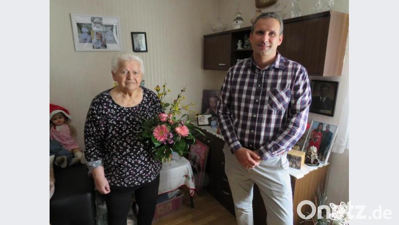 Blumen überreichte Dritter Bürgermeister Christian Schramek an Maria Zachmann, die den 85. Geburtstag feierte. Bild: adj