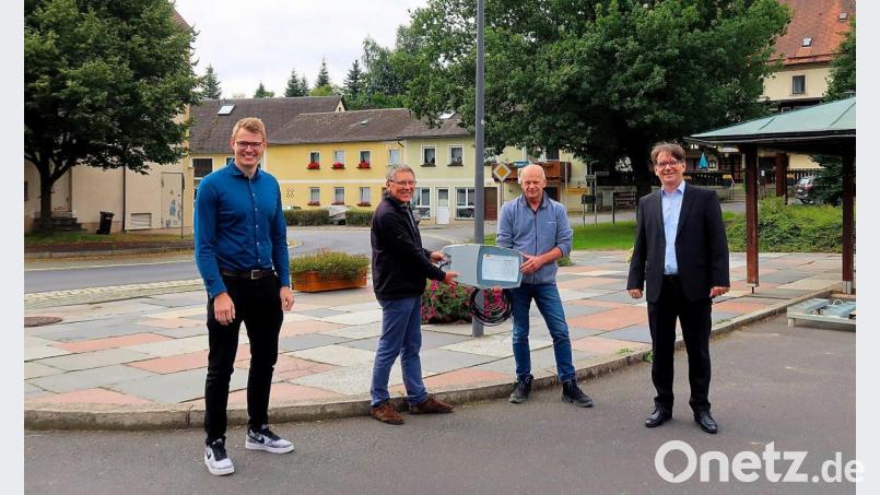 Nachdem zahlreiche Lampen bereits bei Straßenneubauten und Umrüstungsmaßnahmen in letzter Zeit ersetzt worden waren, erhielten nun auch die restlichen 144 Straßenleuchten modernes, hocheffizientes LED-Licht. Markus Windisch, Gerhard Schmerber (von rechts) und Tobias Strohbach (links) vom Bayernwerk sprachen mit Bürgermeister Oskar Schuster (Zweiter von links) über die erfolgreiche Umrüstung. Bild: bsc