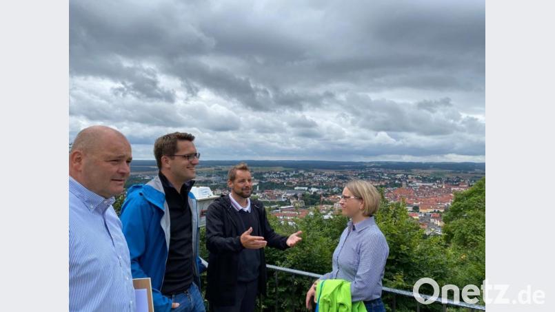 Im Moment leider kein Ausblick mehr: Michael Fellner (links) erläutert MdEP Christian Doleschal (2.v.l), CSU-Fraktionschef Matthias Schöberl und Susanne Hierl (rechts) die Pläne für die Renovierung und Erweiterung der Bergwirtschaft auf der gesperrten Terrasse. Bild: Thomas Bärthlein/exb