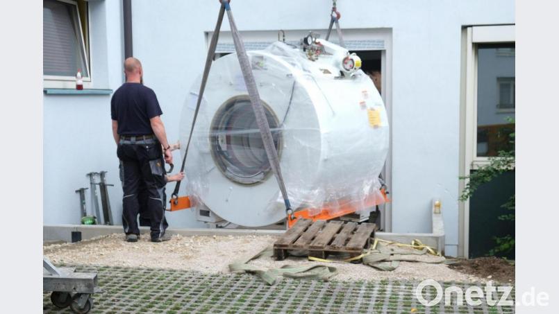 Knapp sechs Tonnen wiegt der neue MRT für die Röntgenpraxis, die Anfang Oktober am Klinikum Amberg in Betrieb geht. Bild: Klinikum/Dietl/exb