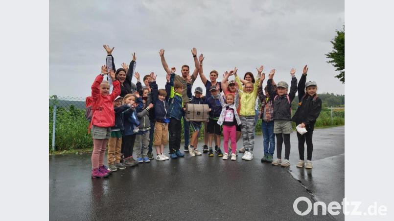 Trotz des regnerischen Wetters hatten 19 Kinder viel Spaß bei einer Schnitzeljagd der Jungen Union Konnersreuth. Belohnt wurde die Kinder mit Süßigkeiten aus einer Schatztruhe. Bild: jr
