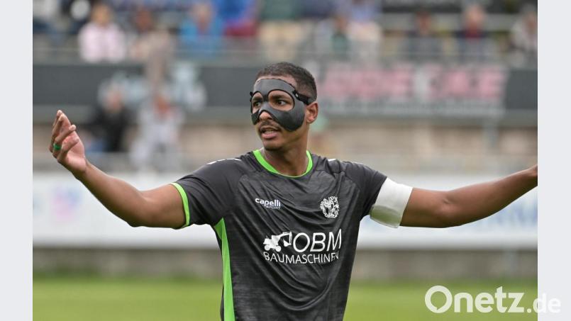 Manchmal ist auch Gebenbachs Kapitän Julian Ceesay ratlos. Wenn der Gegner übermächtig erscheint, wie der FC Eintracht Bamberg. Archivbild: ref