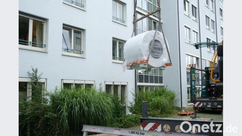 Der neue MRT wird per Kran vom Lastwagen gehievt. Bild: Klinikum/Dietl/exb