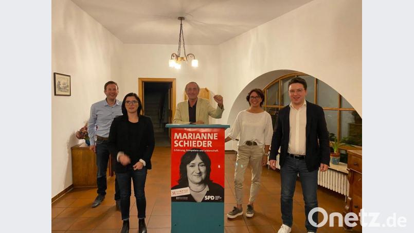 Bei ihrem Wahlparteitag schworen sich der Chamer Kreisvorsitzende Franz Kopp, Unterbezirks-Schriftführerin Jenny Dietl, Bezirksvorsitzender Franz Schindler, AsF-Bezirksvorsitzende Karin Frankerl und der Schwandorfer Kreisvorsitzende Peter Wein (von links) auf die heiße Phase des Wahlkampfes ein. Bild: Sabina Schmidt/exb