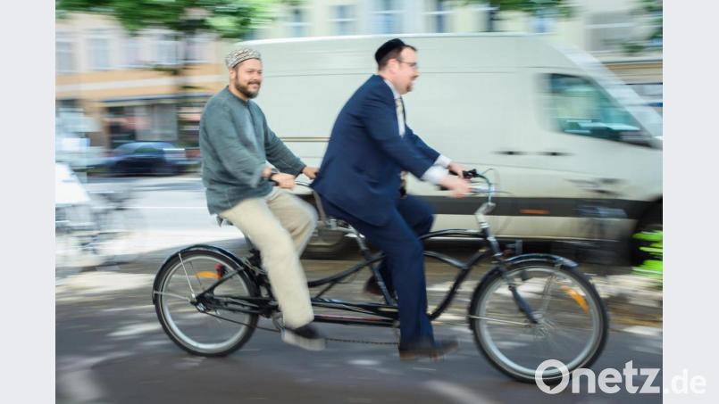 Auf dem Tandem für mehr Toleranz: Der islamische Theologe Ender Cetin (links) und der Amberger Rabbiner Elias Dray setzen sich gegen Antisemitismus und Islamfeindlichkeit ein. Bild: Gregor Fischer/dpa