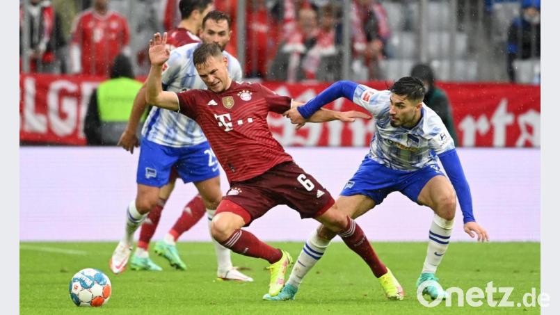 Bayerns Joshua Kimmich (links) im Zweikampf mit Suat Serdar. Bild: Sven Hoppe/dpa