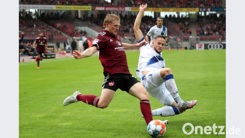 Der Nürnberger Mats Moeller Daehli (links) kämpft mit dem Karlsruher Christoph Kobald um den Ball. Bild: Daniel Karmann/dpa