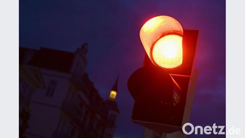 Nur vor roten Ampeln stoppten die beiden jungen Leute ihr Autorennen in Amberg. Nun räumte ein 20-Jähriger vor dem Amtsgericht ein, beteiligt gewesen zu sein. Symbolbild: Stefan Sauer/dpa