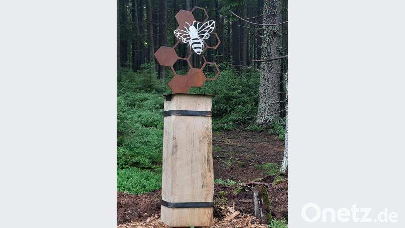 Hilfe zur insektenfreundlichen Gartengestaltung gibt es am Themenweg "Biene und Wald" in Fichtelberg. Hier ist eine Skulptur am Ende des Lehrpfads zu sehen, geschaffen von Martin Peter, Neuwiesen. Bild: gis